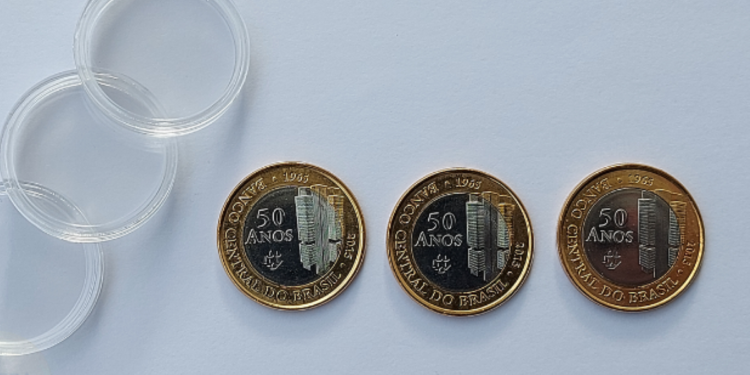 Moeda de 1 Real dos 50 anos de Banco Central valendo quase R$3 MIL