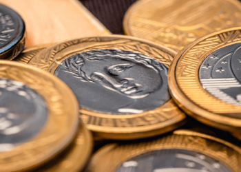 moedas de 1 real ajudam brasileiros a fechar as contas em meio à crise econômica.