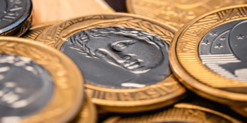 moedas de 1 real ajudam brasileiros a fechar as contas em meio à crise econômica.