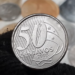 Moeda de 50 centavos 2008 vale até R$ 100 com este erro incrível!