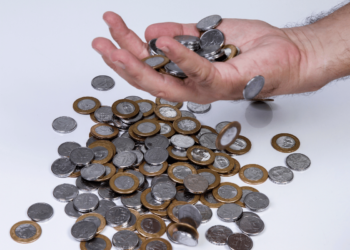 Moedas antigas brasileiras são valiosas, contando histórias e atraindo colecionadores. Vender moedas antigas pode ser lucrativo.