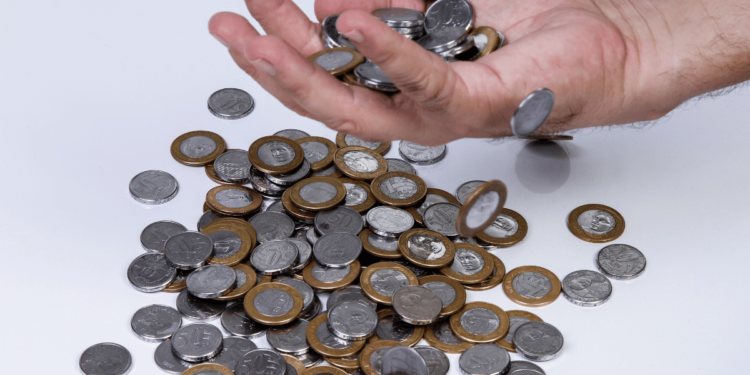 Moedas antigas brasileiras são valiosas, contando histórias e atraindo colecionadores. Vender moedas antigas pode ser lucrativo.