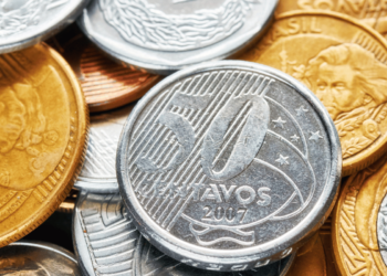 Moeda de 50 centavos com erro raro pode valer até R$ 1300 no mercado de colecionadores.