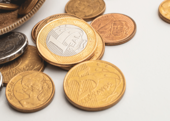 Moedas de 25 centavos com erros de cunhagem podem valer até R$ 1 mil em leilões.