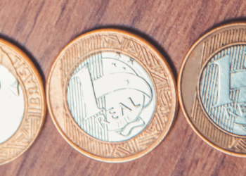 Moedas de 1 real escondem potencial valioso, podendo alcançar até R$ 10 mil em mercados especializados.