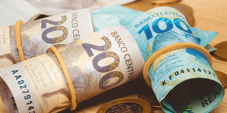 Notas de 200 reais, lançadas há três anos, são agora raras no cenário econômico brasileiro.