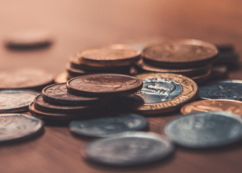 Moedas raras brasileiras podem valer mais de R$ 10 mil, atraindo investidores e colecionadores.