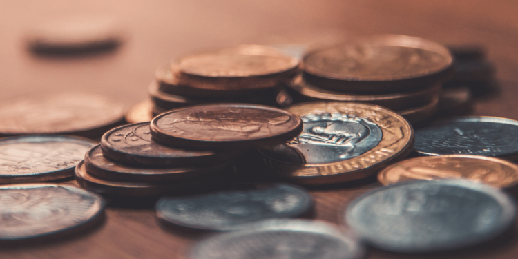 Moedas raras brasileiras podem valer mais de R$ 10 mil, atraindo investidores e colecionadores.