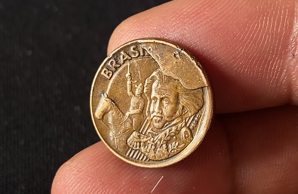 Moeda de 10 centavos 2009 com cunho quebrado