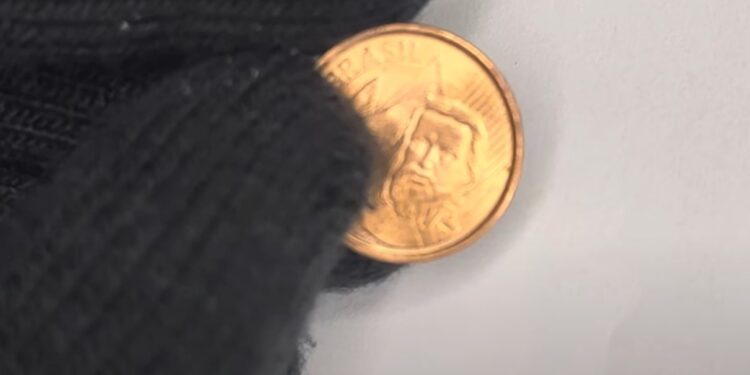 Moedas de 5 centavos são avaliadas por R$ 5 mil