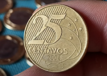 Como identificar o defeito de cunho quebrado no busto de Deodoro