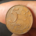 Erro de Cunhagem Raro Faz Moeda de 5 Centavos de 2000 Valer Até 150 Reais