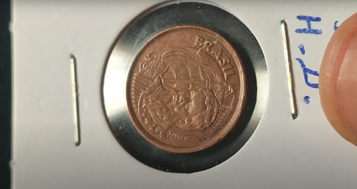 Moeda de 1 centavo de 1999 com erro de cunhagem, valorizada no mercado de colecionadores.