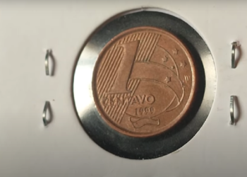 Moeda de 1 centavo de 1999 com erro de cunhagem raro, valorizada por colecionadores.