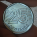 Imagem de uma moeda de 25 centavos com o valor em destaque, que pode ser rara e valer até 2.000 REAIS.