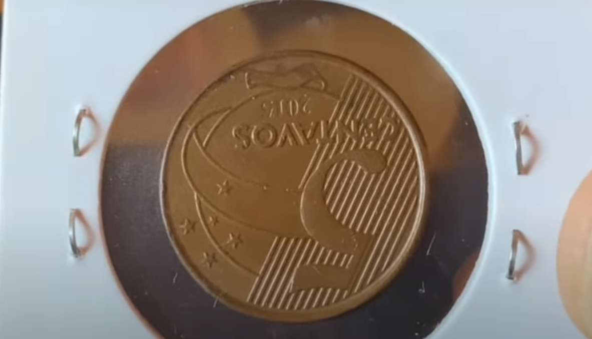 Moeda de 5 centavos de 2012 com erro de reverso invertido em destaque