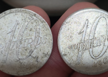 Moedas antigas de 10 Cruzeiros dos anos de 1964 e 1965 em detalhe.