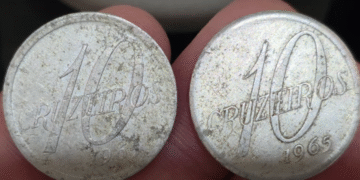 Moedas antigas de 10 Cruzeiros dos anos de 1964 e 1965 em detalhe.