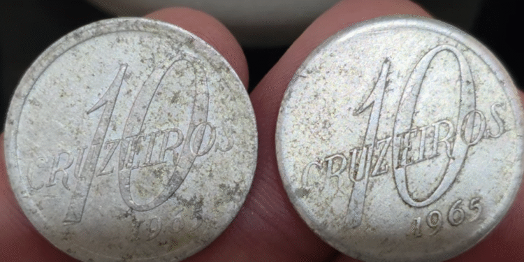 Moedas antigas de 10 Cruzeiros dos anos de 1964 e 1965 em detalhe.