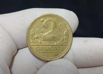 Moeda antiga de 2 Cruzeiros de 1949 mostrando o lado do valor com detalhe claro.