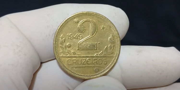 Moeda antiga de 2 Cruzeiros de 1949 mostrando o lado do valor com detalhe claro.