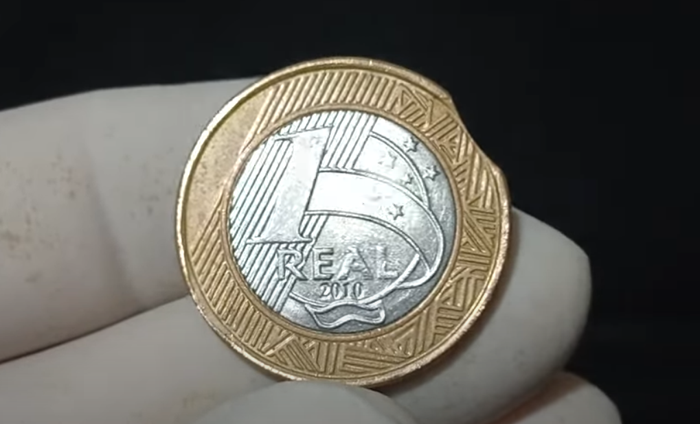 Moeda de 1 real de 2010 com defeito raro de disco cortado