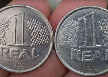 Duas moedas brasileiras de 1 real de 1994 com sinais de desgaste e marcas de uso.