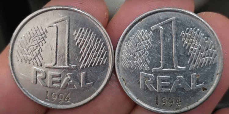 Duas moedas brasileiras de 1 real de 1994 com sinais de desgaste e marcas de uso.