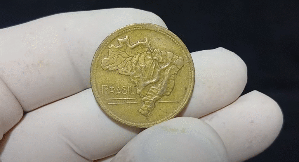 Moeda de 2 Cruzeiros de 1949 com erro de mapa duplo exibindo detalhes do anverso.