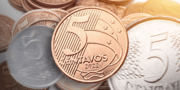 Moeda de 5 centavos de 2022 em destaque sobre outras moedas brasileiras