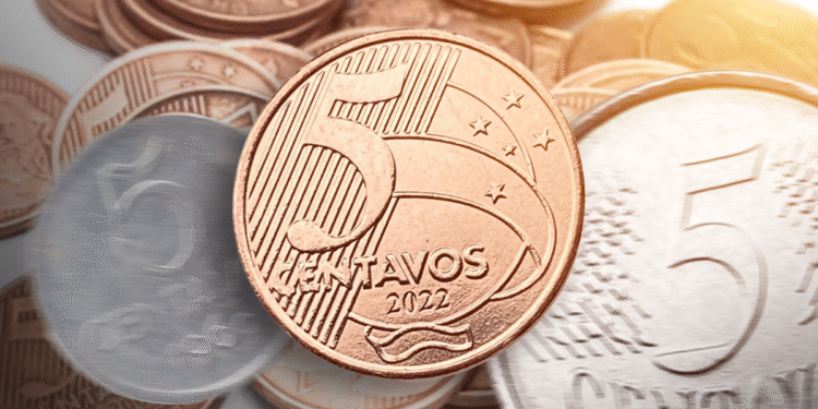Moeda de 5 centavos de 2022 em destaque sobre outras moedas brasileiras