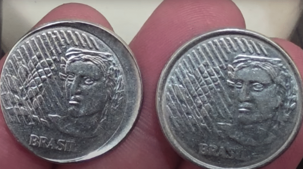 Moeda de 10 centavos com erro de cunhagem mostrando disco descentralizado no lado do rosto