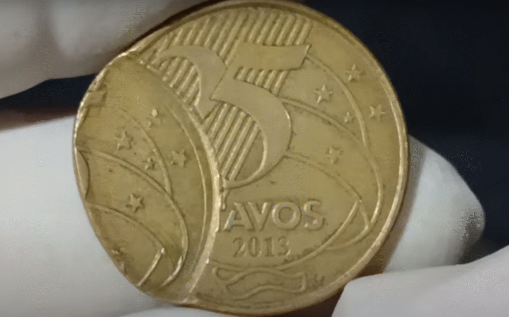 Moeda de 5 centavos de 2013 com possível erro de cunhagem visível no anel externo.