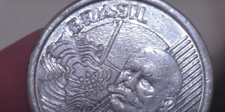Moeda de 50 centavos com erro raro no nome BRASIL em destaque