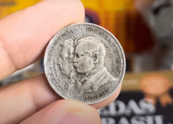 Moeda antiga do Brasil com rosto de presidentes históricos em destaque