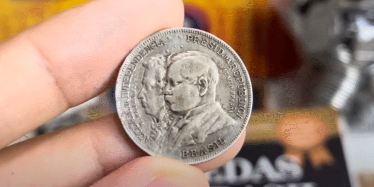 Moeda antiga do Brasil com rosto de presidentes históricos em destaque