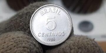 moeda de 5 centavos de 1988 do período do Cruzado, peça rara e valiosa para colecionadores.