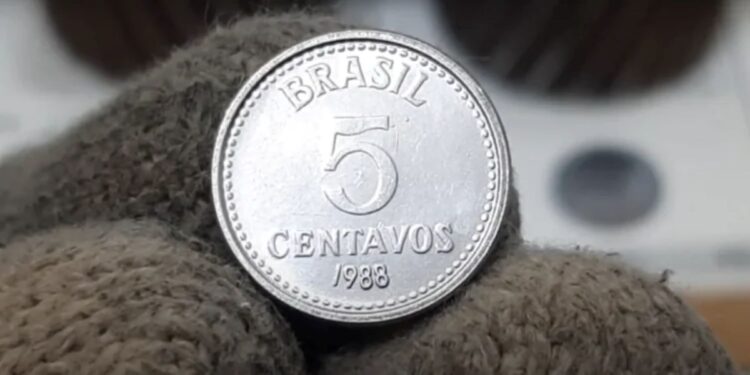 moeda de 5 centavos de 1988 do período do Cruzado, peça rara e valiosa para colecionadores.