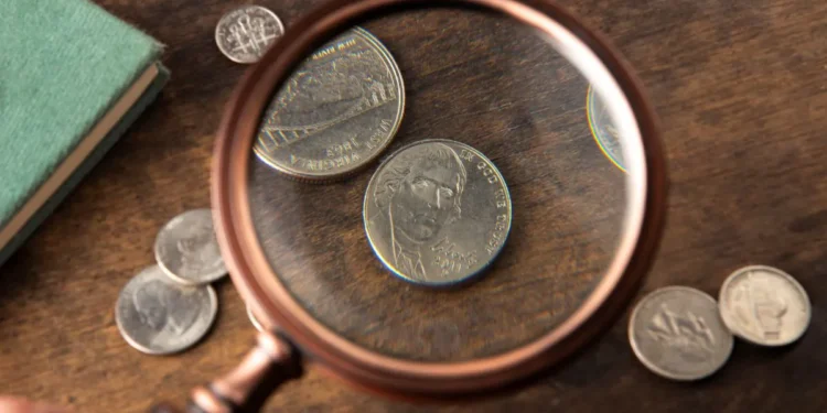 Moedas falsas à vista? Aprenda a reconhecer as peças suspeitas e proteja seu acervo