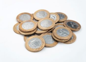 Moeda de 1 real rara com erro pode valer até R$ 7.500: veja 6 falhas cobiçadas