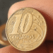 Moeda de 10 centavos 2010 pode valer R$ 100: descubra o erro que faz colecionadores pagarem mais