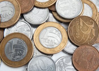 Moedas de R$ 1 com defeito podem valer R$ 300: descubra o precioso erro de alinhamento