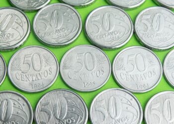 Moeda de 50 centavos 2012 com erro pode valer mais de R$ 100: descubra se você tem uma