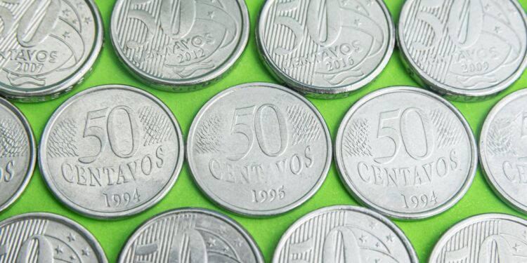 Moeda de 50 centavos 2012 com erro pode valer mais de R$ 100: descubra se você tem uma