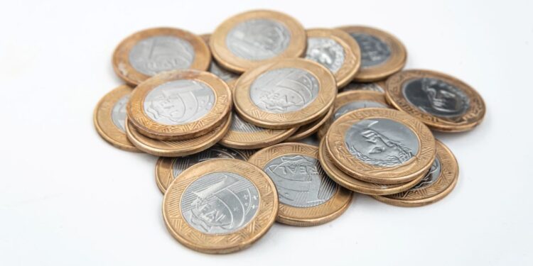 Três moedas de R$ 1 com erro de cunhagem que podem render até R$ 4 mil